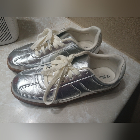 No Boundaries Silver Sneakers - Picture 2 of 3